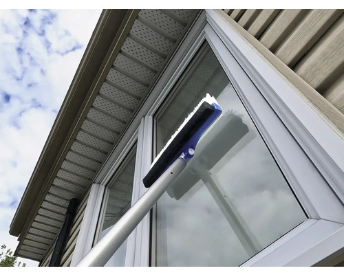 Fönsterrengöring med fönsterskrapa