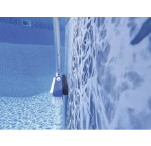 Poolborste rengör poolväggen under vatten.