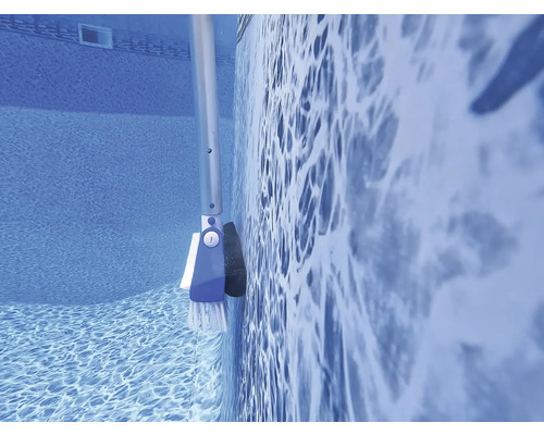 Poolborste rengör poolväggen under vatten.