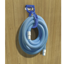 Blå poolslang på ett väggfäste