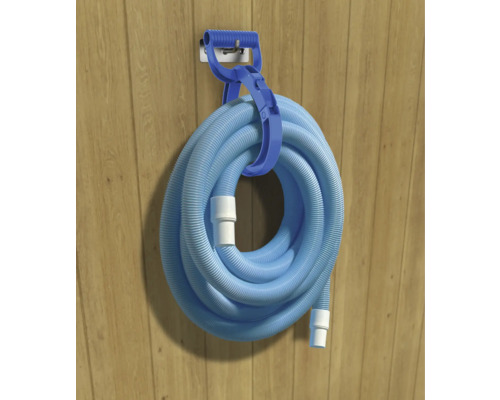 Blå poolslang på ett väggfäste