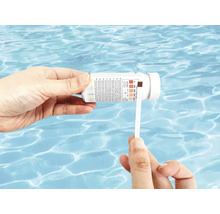 Poolvattenanalys med testremsor.