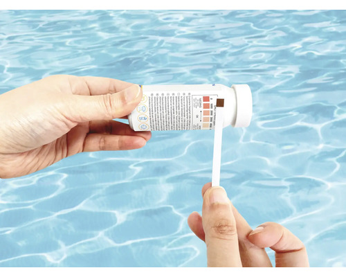 Poolvattenanalys med testremsor.