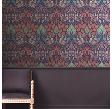 Miljöbild med blommig tapet och stol