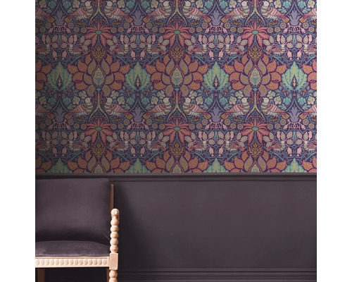 Miljöbild med blommig tapet och stol