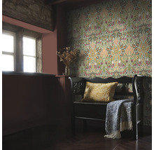 Dekorativt rum med mönstrad tapet, fönster och sittbänk