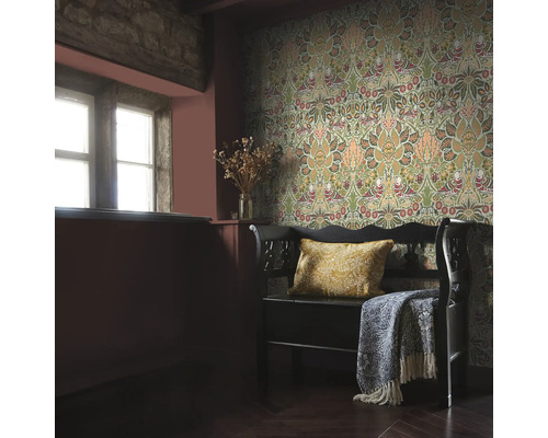 Dekorativt rum med mönstrad tapet, fönster och sittbänk