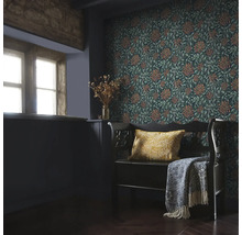 Dekorativt rum med mönstrad tapet, bänk och kudde