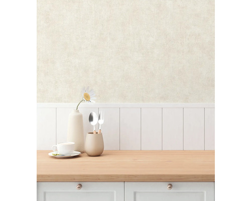 Ljust kök med bänkskiva i trä, porslin, blomvas och diskret mönstrad tapet