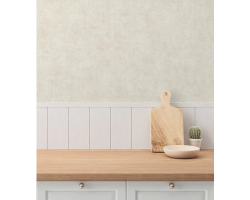 Ljust kök med träbänkskiva, skärbräda, skål och kaktus