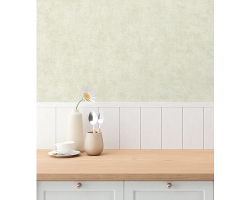 Interiörscen med en bänkskiva, porslin och en vas med en blomma framför en vägg