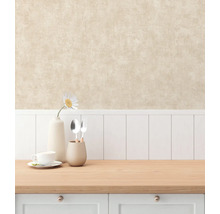 Dekorativt stilleben med porslin och blomvas på ett köksbord