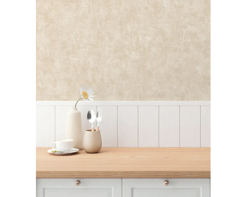 Dekorativt stilleben med porslin och blomvas på ett köksbord