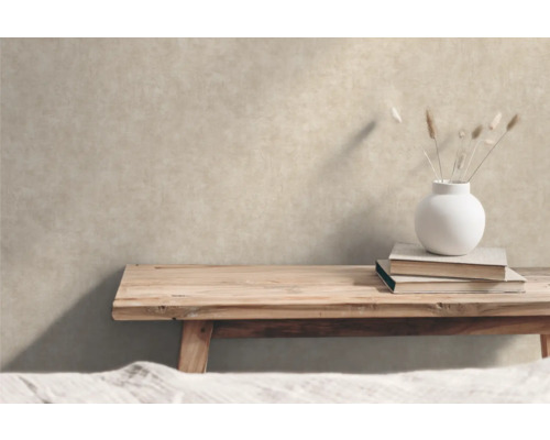 Rumsvy med dekoration på ett träbord framför en vägg