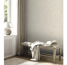 Vardagsrum med beige non-woven tapet, bänk och dekoration för en ljus atmosfär.