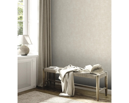 Vardagsrum med beige non-woven tapet, bänk och dekoration för en ljus atmosfär.