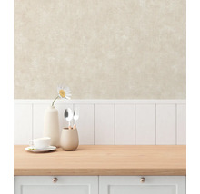 Ljust rum med mönstrad tapet, vas, kopp och bestick på en träyta