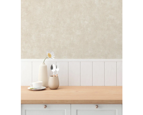 Ljust rum med mönstrad tapet, vas, kopp och bestick på en träyta