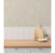 Köksscen med skärbräda i trä, skål och kaktus på en bänkskiva