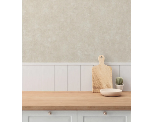 Köksscen med skärbräda i trä, skål och kaktus på en bänkskiva