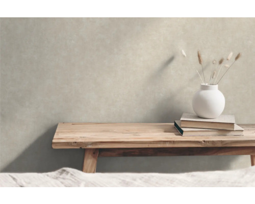 Väggdekoration med vas och böcker på en träbänk