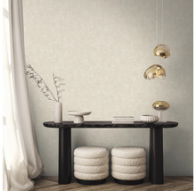 Dekorativ inredning med konsolbord, pallar och lampor