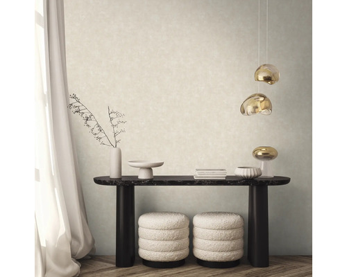 Dekorativ inredning med konsolbord, pallar och lampor