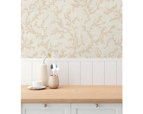 Tapet med blommönster i en köksinredning