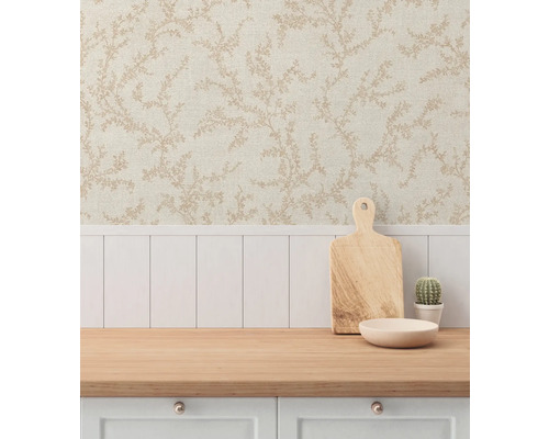 Köksscen med blommig tapet, träbräda, skål och kaktus