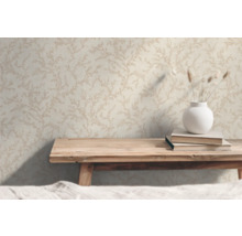 Beige non-woven tapet med växtmönster i ett ljust rum