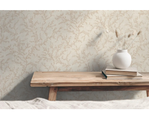 Beige non-woven tapet med växtmönster i ett ljust rum
