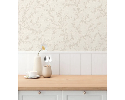 Tapet med blommönster i köket.