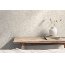 Väggdekoration med tapet, träbänk, böcker och blomvas