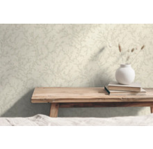 Närbild av en väggtapet med ett subtilt bladmönster