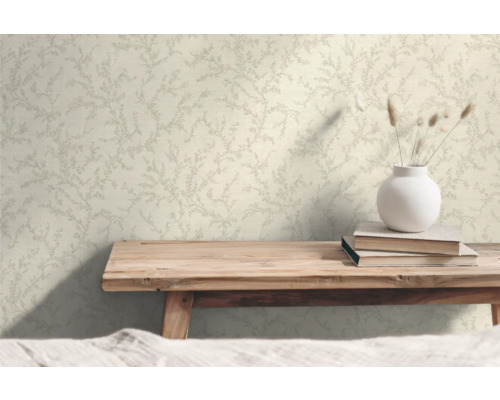 Närbild av en väggtapet med ett subtilt bladmönster