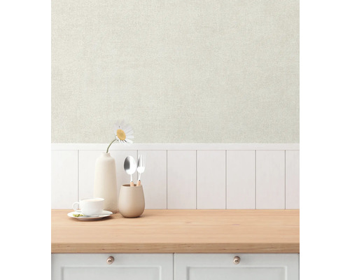 Närbild av en strukturerad tapet i ett rum med bord, porslin och dekoration