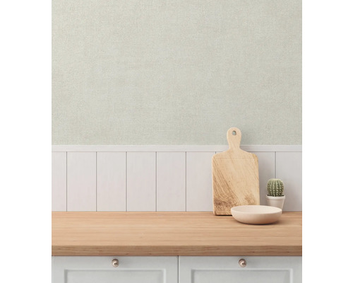 Köksscen med skärbräda, skål och kaktus på en arbetsbänk