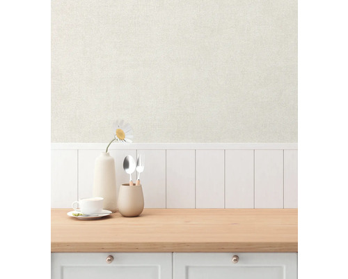 Ljust kök med tapeter, porslin och dekorationer på en bänkskiva