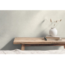 Dekorativt stilleben med träbänk, böcker och vas med prydnadsgräs