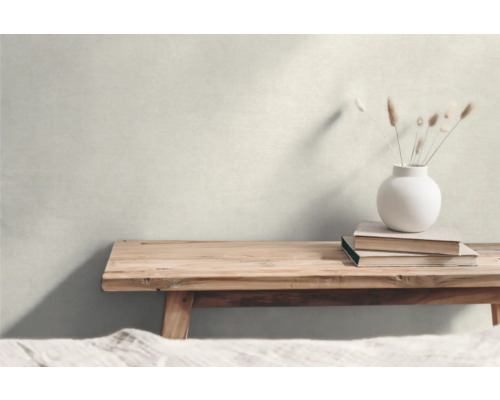 Dekorativt stilleben med träbänk, böcker och vas med prydnadsgräs