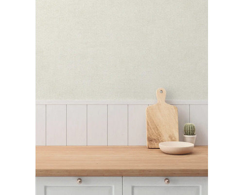 Ljust kök med träbräda, skål och kaktus på en arbetsyta