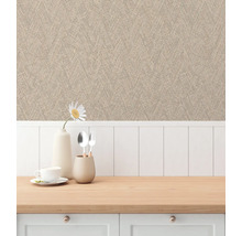 Scen med mönstrad tapet, porslin, en blomma och köksbänk