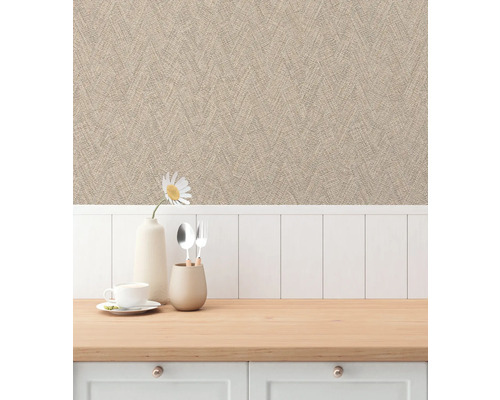 Scen med mönstrad tapet, porslin, en blomma och köksbänk