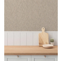 Köksscen med en bänkskiva i trä, en skärbräda i trä, en skål och en kaktus