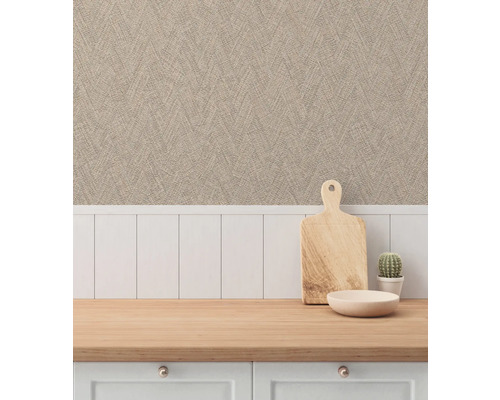 Köksscen med en bänkskiva i trä, en skärbräda i trä, en skål och en kaktus