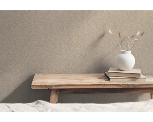 Beige strukturtapet i interiör med träbord, böcker och dekoration