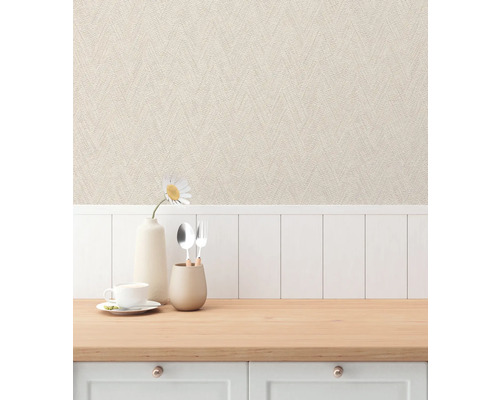 Scen med textiltapet, porslin och bord