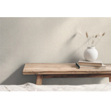 Ljus interiör med träbänk, böcker och vas