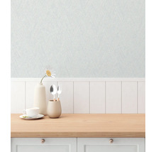 Ljust rum med strukturtapet och träelement