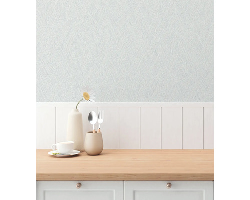 Ljust rum med strukturtapet och träelement